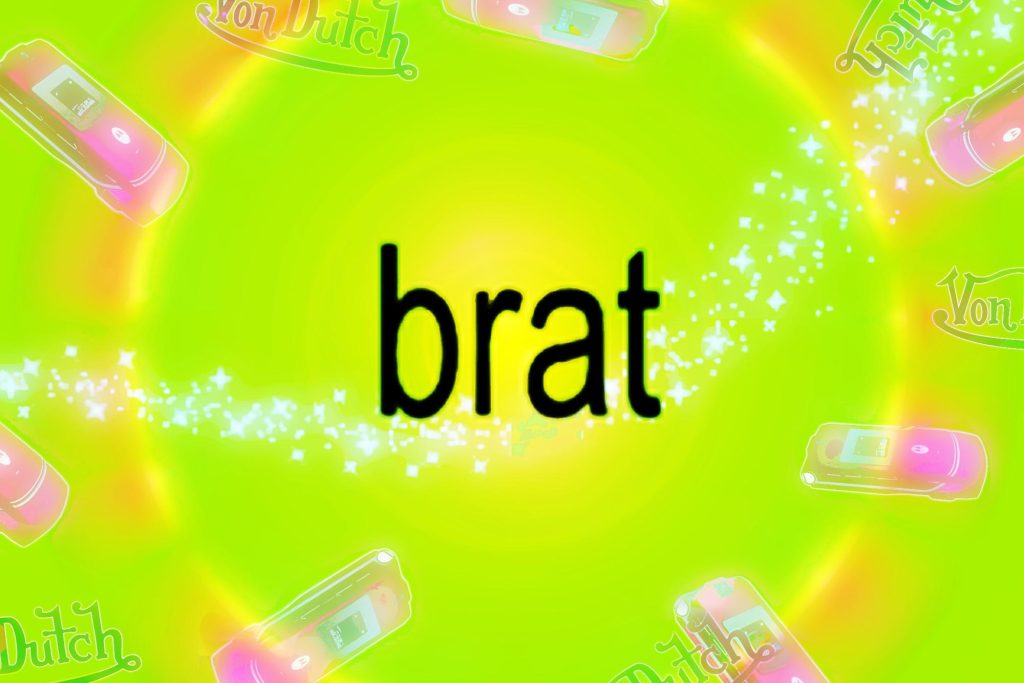 Uma montagem ao estilo brat summer, com o fundo verde lima e o texto 'brat'. Em torno do texto vemos reflexos de luz, uma cauda de glitter, telemóveis motorola cor-de-rosa e logos da Von Dutch.